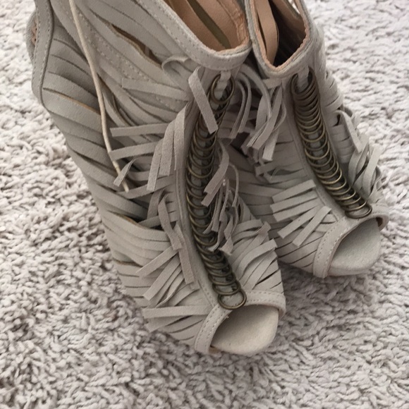 Lights taupe leather fringe booties with peep toe - Picture 8 of 9